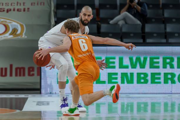 甚至在防守 甚至在防守